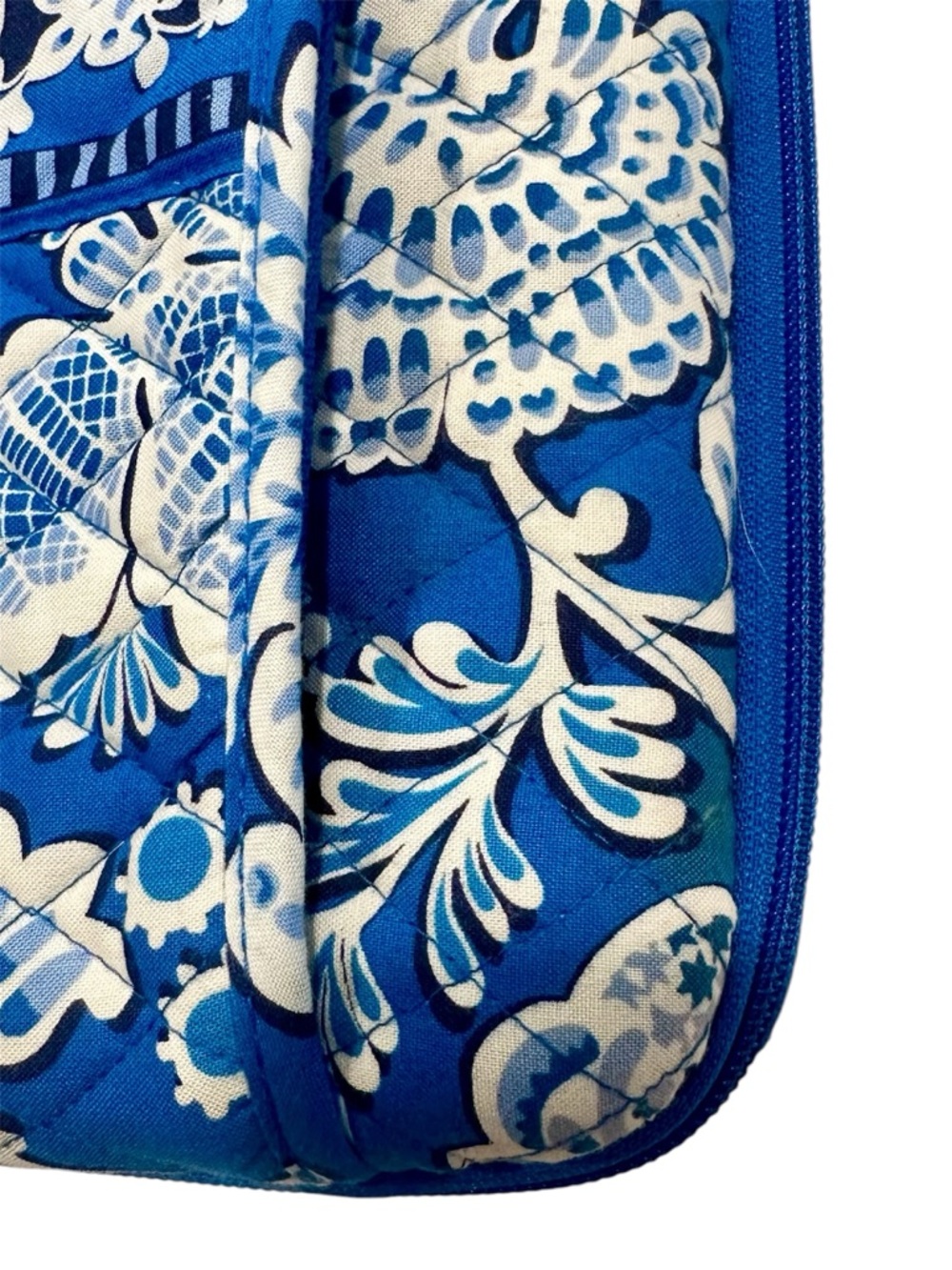 Vera Bradley Blue and White Quilted Hard Shell Padded Floral Laptop Case - Picture 5 of 6